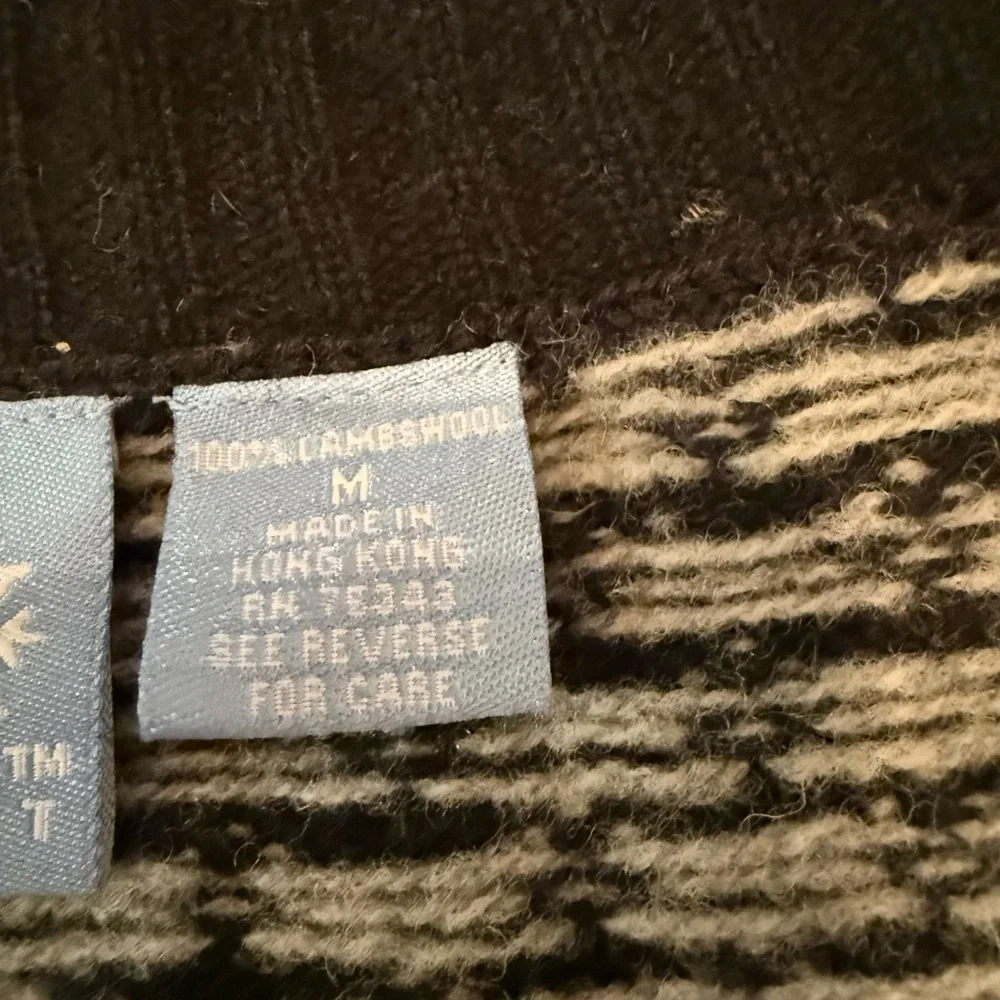 🎉HP🎉 Frost Black and Gray Snowflake Cardigan Zip Sweater